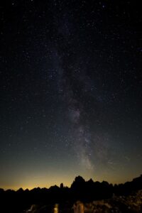 Die Milchstraße über den Bergen der Cadini-Gruppe, von der Lavaredo-Hütte aus gesehen