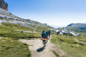 Der Wanderweg führt zwischen den Ebenen des Parkplatzes der Auronzohütte hindurch