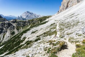 Noch einmal ein Blick zurück zur Auronzohütte und auf den Wanderweg