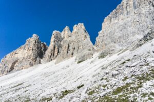 Der Weg verläuft unterhalb der Schotterfelder und Felsspitzen