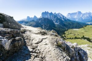 DIe einzige und kurze Stelle auf dem Weg, wo er etwas schmaler ist und an der es steil bergab geht