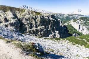 Wilde Felsformationen und tief eingeschnittene Täler