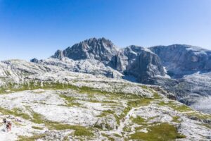 Abstieg vom Oberbachernjoch, hinten ist der Elferkofel zu sehen