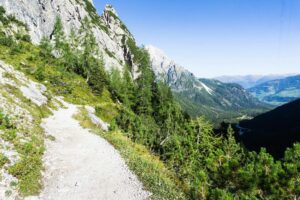 Nach kurzer Zeit liegt der Abstiegsweg schon in der Sonne.