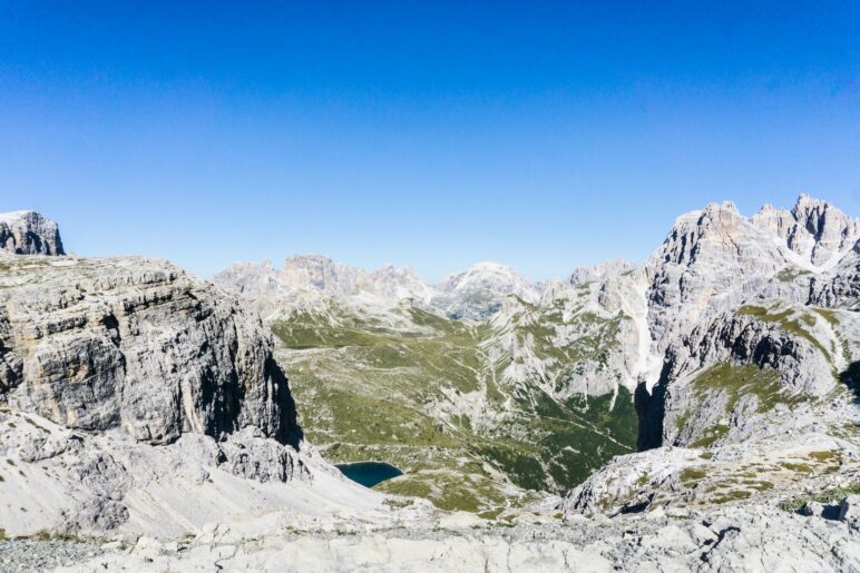 Vom Büllelejoch blicken wir auf die Bödenalpe, über die wir am ersten Tag aufgestiegen sind