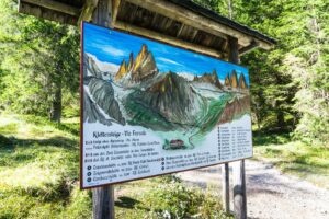 An dieser Klettersteigtafel sind wir drei Tage zuvor zur Drei-Zinnen-Hütte abgebogen