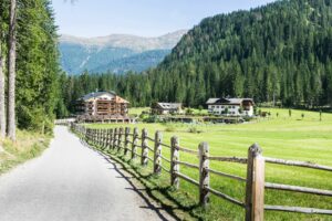 Kurz vor Ende der Wanderung passieren wir das Hotel Dolomitenhof