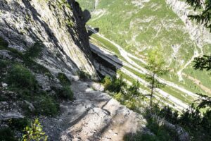 In Serpentinen bergab. Die sehen im Foto aber viel steiler aus als sie tatsächlich sind