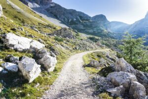 Auf breitem Weg wandern wir durch das Tal