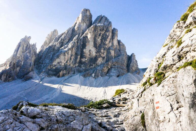 Blick zurück auf den Zwölferkofel über der Zsigmondyhütte