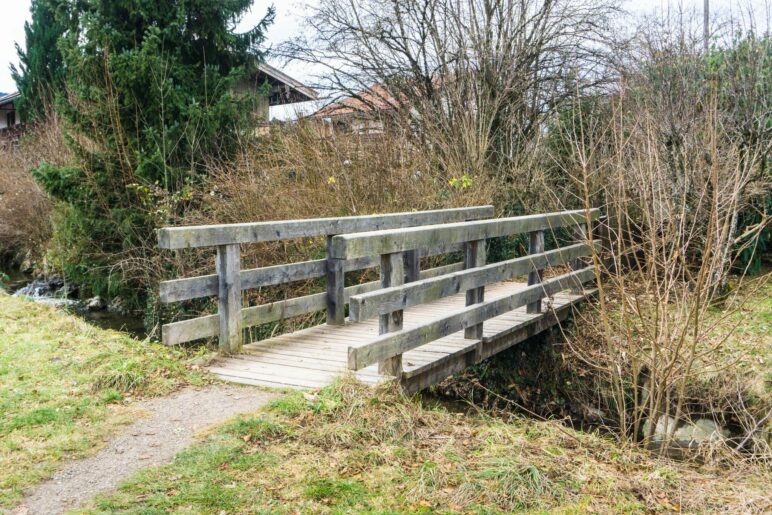 Über dei Holzbrücke zum Holzeralmweg