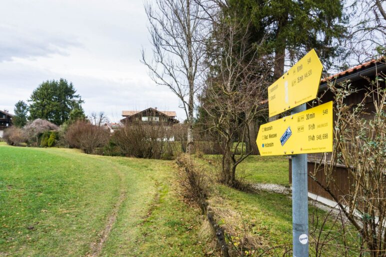 Zunächst wandern wir ein Stück über den Wiesenweg