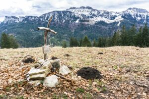 Das kleine Gipfelkreuz auf dem kleinen Haindorfer Berg vor der großen Kampenwand