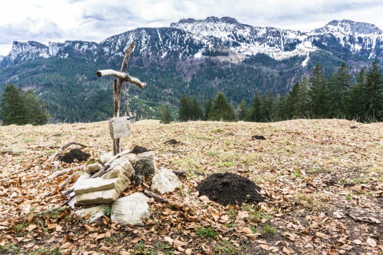 Das kleine Gipfelkreuz auf dem kleinen Haindorfer Berg vor der großen Kampenwand