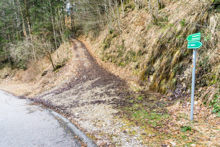 Der Abzweig, der zu den Bergsteigen führt