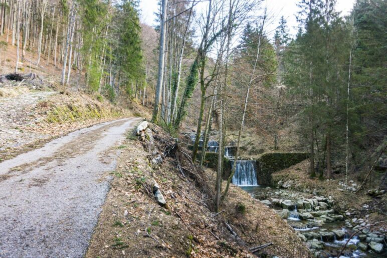 Auf der Straße durch den Lochgraben