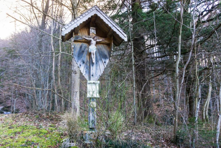 Am Ortsende von Aschau, direkt am Waldrand, steht dieses Wegkreuz