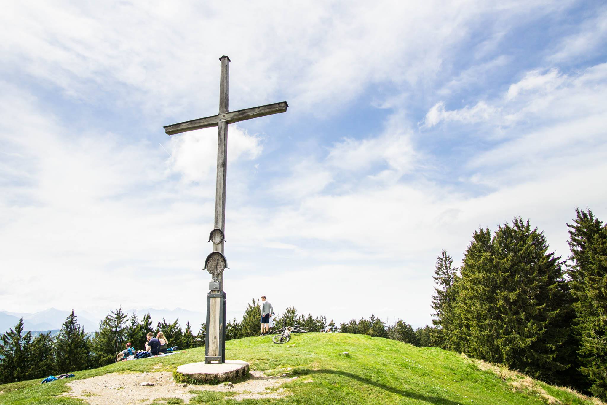 Das Zwiesel-Gipfelkreuz auf 1348 Metern Höhe, der höchste Punkt der Wanderung. 