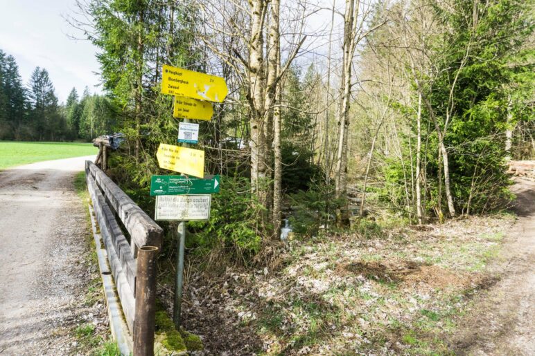 Abzweig an der Brücke mit einer mißverständlichen Entfernungsangabe