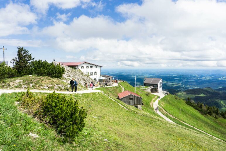 Das Hochfellnhaus und die Bergstation der Hochfellnseilbahn