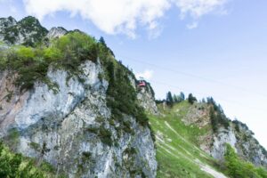 Seilbahn und Fels an der Tröpflwand