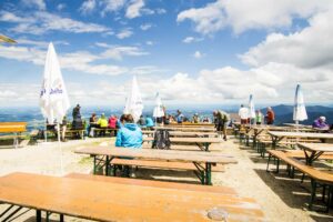 Auf der großen Terrasse des Hochfellnhauses
