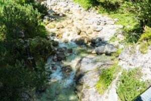 Der Aschauer Bach, von der ersten Brücke aus gesehen