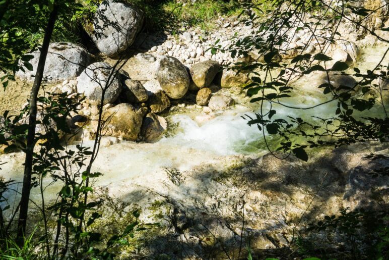 Typisch für die Aschauer Klamm sind die vielen Felsen unterschiedlicher Größe