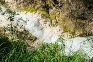 Hier fließt der Bach mal wilder durch die Klamm