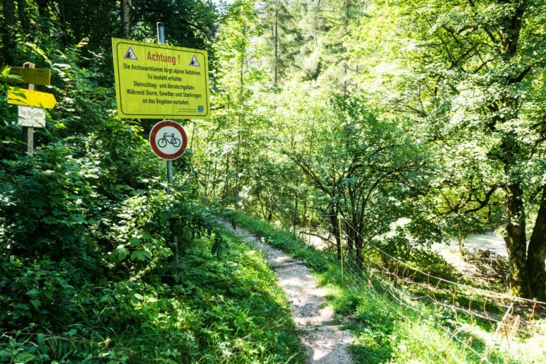 Hinweisschilder am Beginn der Aschauer Klamm