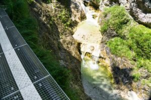 Ein Gittersteg hoch obrhalb des Bachs
