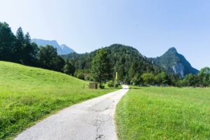 Kurz vor dem Haiderhof. Rechts sieht man den Wanderparkplatz
