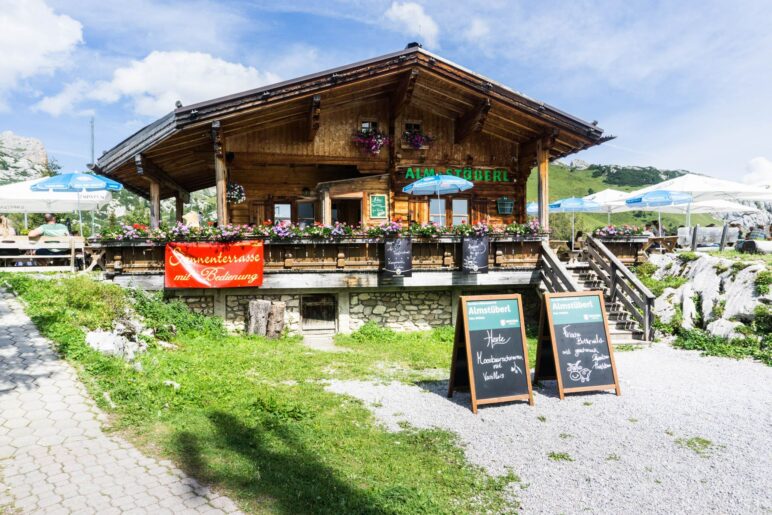 Das Almstüberl bietet schöne Blicke auf die Rofanberge und das Ebner Joch