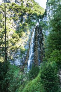 Der erste Blick auf den Dalfazer Wasserfall. An dieser Stelle zweigt der vogelwilde Pfad ab
