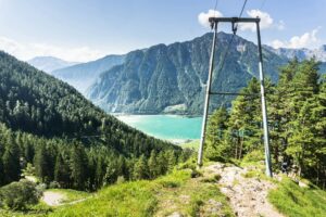 An einer Stelle führt der Weg unter einer Stütze der Materialseilbahn hindurch