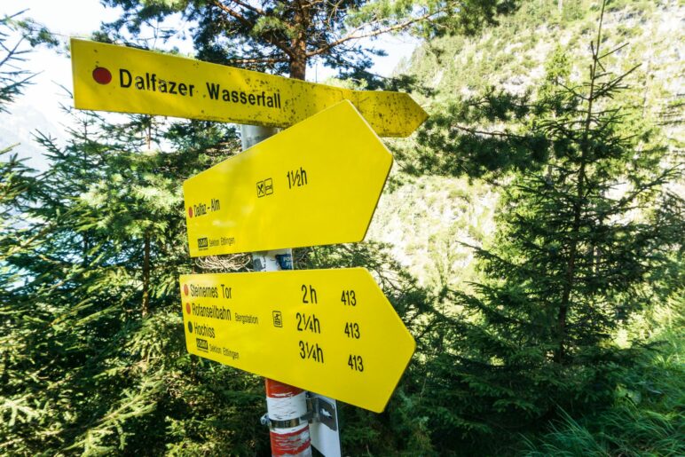 Abzweig zum Dalfazer Wasserfall