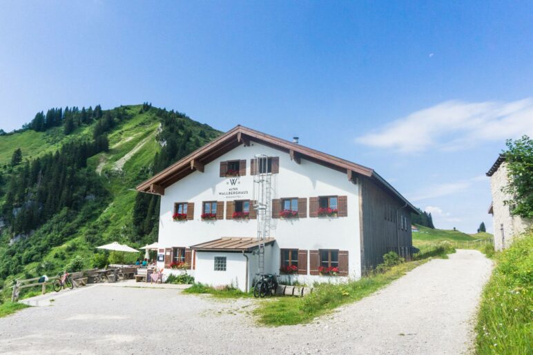 Das Alte Wallberghaus vor dem Setzberg-Gipfel