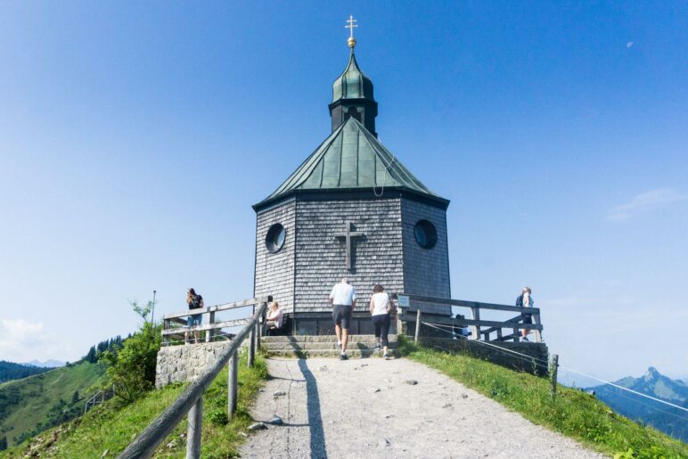 Die Wallberg-Kapelle steht nur wenige Meter von der Bergstation entfernt