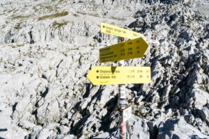 Der Wegweiser oben auf dem Ellmauer Tor
