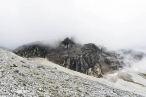 Die Kontraste zwischen der dunklen Felswand und den weißen, dichten Wolken sind faszinierend