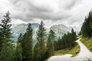 Ein kurzes Stück ist der Weg etwas breiter. Eine gute Gelegenheit für einen Blick zurück