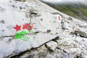 Die Naturfreunde haben sich auf einem Felsen verewigt