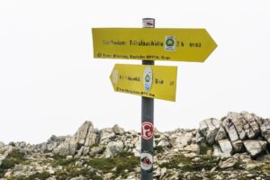 Wegweiser auf der Pflerscher Scharte. Mit Fortuna-Aufkleber!