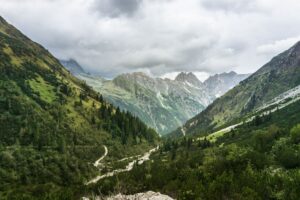 Ein Blick zurück. Durch das Sandestal hinüber zu den Stubaier Bergen