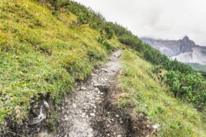 Ein schmaler Serpentinenweg am Hang