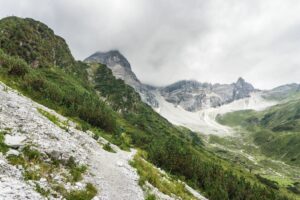 Mit Blick auf den Tribulaun am Hang entlang