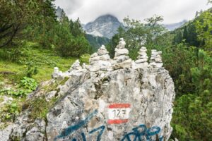 Steinmanndl und der Hinweis, dass wir weiterhin auf dem Weg 127 wandern