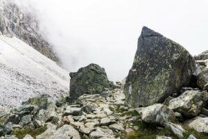 Fast wie durch ein steinernes Tor führt der Weg