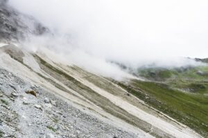 Die Wolken ziehen tiefer und erreichen schon den Weg