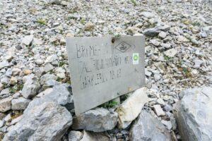 Ein handbeschriebenes Blechschild als Wegweiser